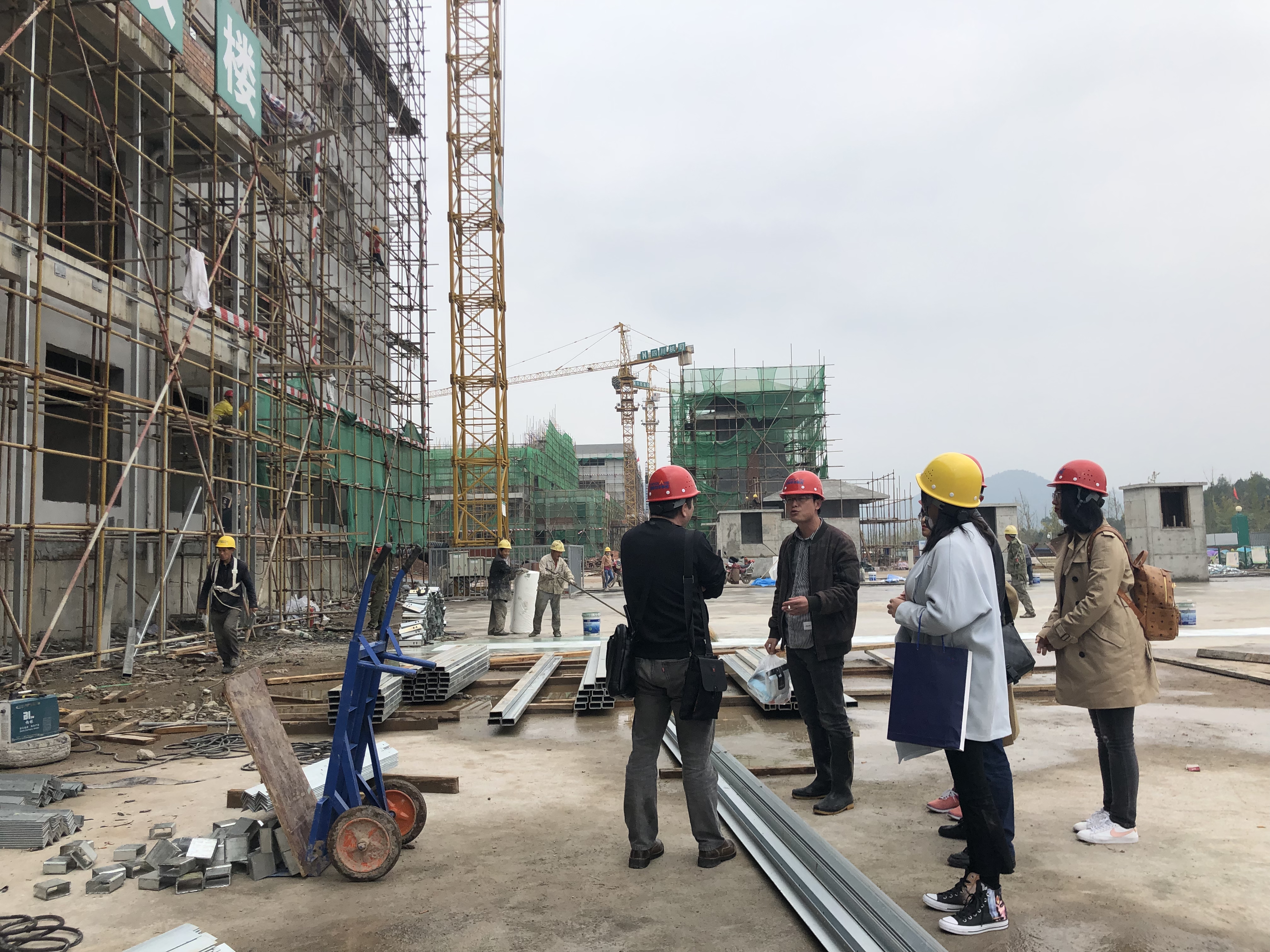 四川分公司全體員工在嘉陵江文化旅游職業(yè)學(xué)院工地開施工現(xiàn)場會議
